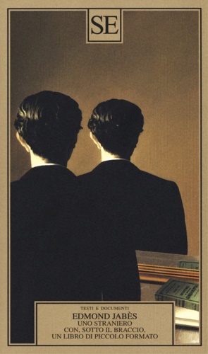 9788867234967-Uno straniero con sotto il braccio un libro di piccolo formato.