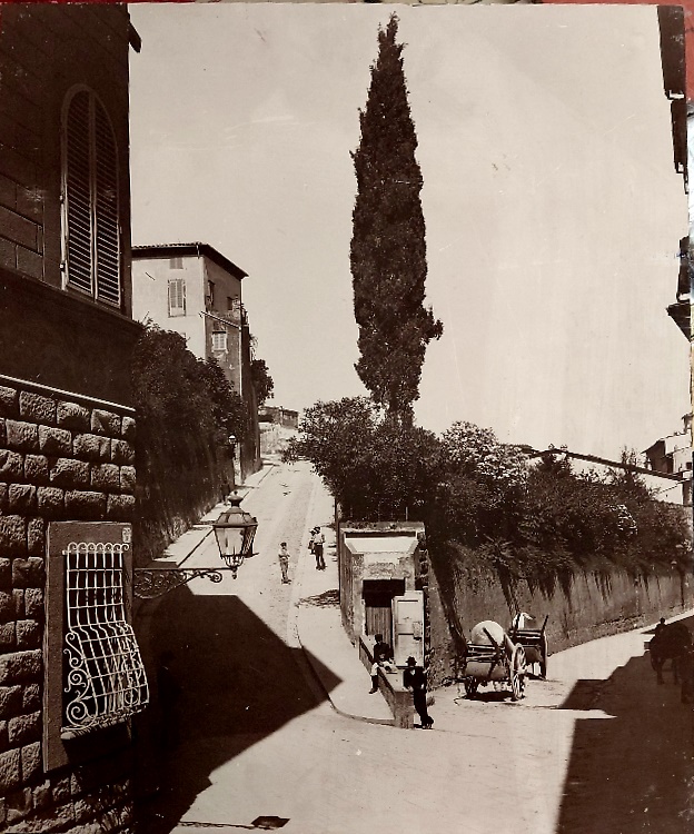 Collezione Alinari.  Fotografia che mostra l'incrocio tra Via de' Bardi e Costa